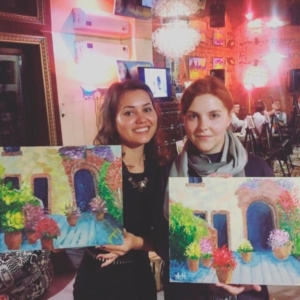 Ekaterina avec son amie a un atelier de peinture